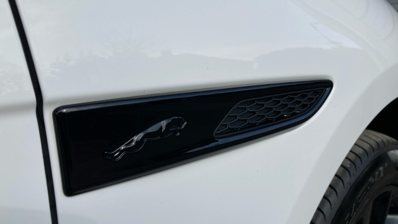 Jaguar F-Pace 2.0 D200 R-Dynamic Black 5dr Auto AWD Diesel Estate